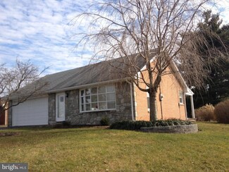 19 N Conestoga View Dr, Akron, PA 17501