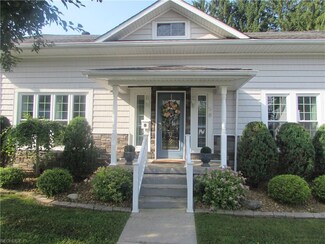 58 College St, West Union, WV 26456