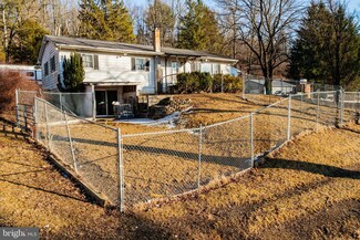 670 N Hokendauqua Dr, Bath, PA 18014