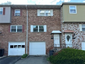 930 Academy Heights Dr, Greensburg, PA 15601