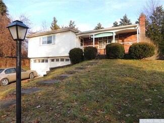 6 Pleasant View Dr, Hudson, NY 12534