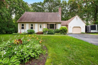 10 Little Acorn Ln, Forestdale, MA 02644