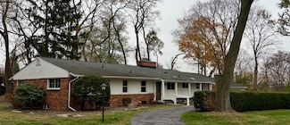 6493 Thorncrest Dr, Bloomfield Hills, MI 48301