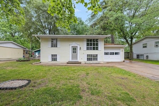 3119 Avon St, Midland, MI 48640