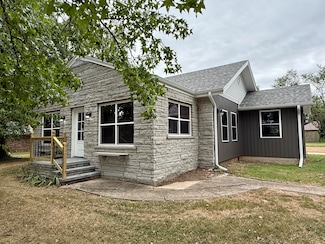 312 E Grant St, Clever, MO 65631