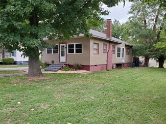 206 N McLeansboro St, Benton, IL 62812