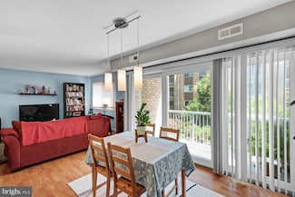 2910 Kings Chapel Rd Unit 9, Falls Church, VA 22042