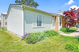 2826 Roundtree Dr, Troy, MI 48083