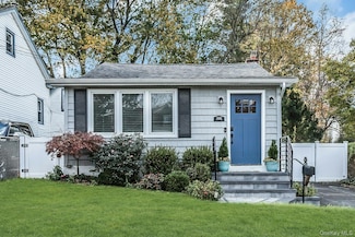 5 Cody Ave, Glen Head, NY 11545