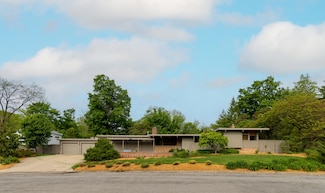 35 Fultonwood Dr SE, Grand Rapids, MI 49503