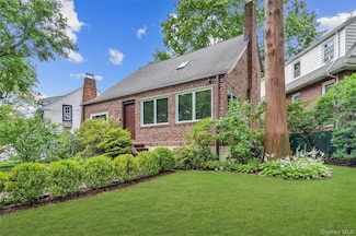 3 Harmony Dr, Larchmont, NY 10538