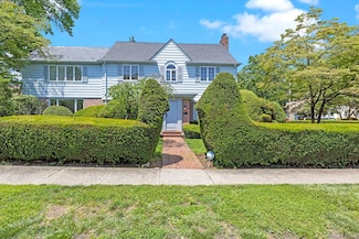 41 Allenwood Rd, Great Neck, NY 11023
