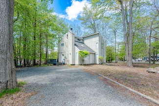 7572 Eagle Rock Dr, Tobyhanna, PA 18466