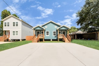 1314 W Willis St, Alvin, TX 77511