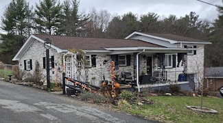 105 Stoney Ave, Crab Orchard, WV 25827