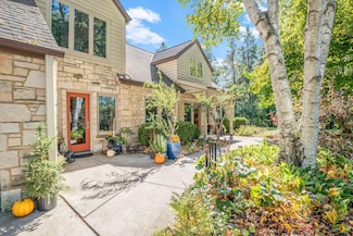 11516 N Spring Ave, Mequon, WI 53092