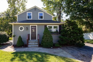 8 Beacon St, Uxbridge, MA 01569
