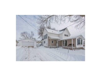 800 Park Ave, Center Point, IA 52213