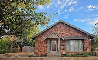611 Avenue I NW, Childress, TX 79201