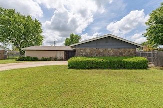 1009 W Cherokee Place, Lindsay, OK 73052
