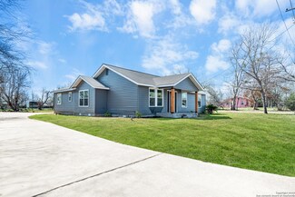 521 School Dr, Poteet, TX 78065