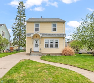 206 12th St N, Moorhead, MN 56560