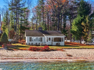 208 Lakeshore Dr, Roscommon, MI 48653