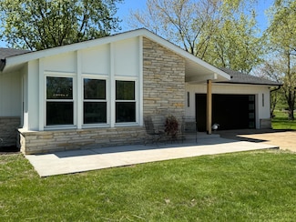 1421 N Golden Lake Rd, Oconomowoc, WI 53066