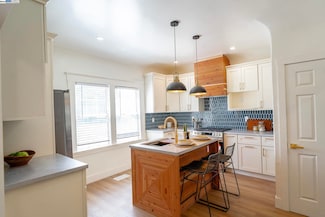 3708 Lyon Ave, Oakland, CA 94601