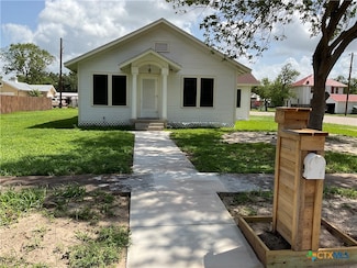 302 W French St, Cuero, TX 77954