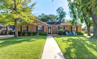 1107 Blue Willow Dr, Houston, TX 77042
