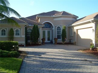 15922 Los Olivos Ln, Naples, FL 34110