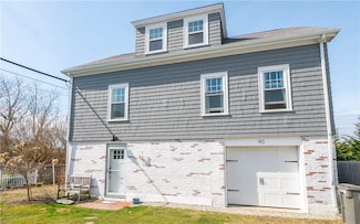 90 Renfrew Ave, Middletown, RI 02842