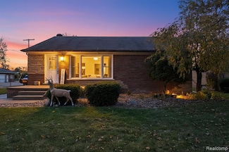 19720 Maxine St, Saint Clair Shores, MI 48080