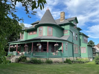 1133 Broad St, Grinnell, IA 50112