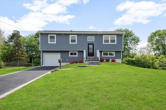 8 April Ave, Dix Hills, NY 11746