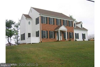 13637 Creek View Dr, Hagerstown, MD 21740