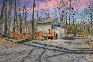 104 Durham Dr, Bushkill, PA 18324