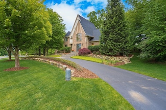 6000 Pinemont Dr, Brighton, MI 48116