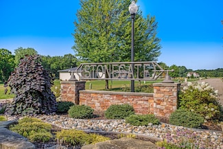 106 Stonegate Dr, Battle Creek, MI 49015