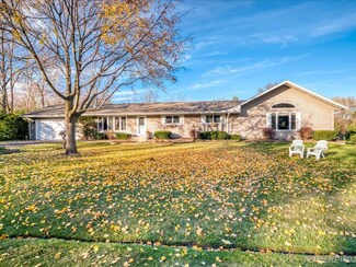 23W474 Pine Dr, Carol Stream, IL 60188