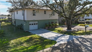 4420 Scenic Dr, Dickinson, TX 77539