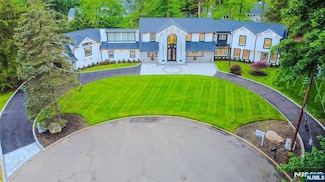 27 Applewood Dr, Upper Saddle River, NJ 07458