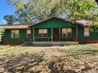 608 Us Highway 87 E, Stockdale, TX 78160