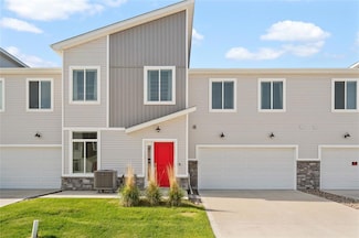 9556 Crestview Dr, West Des Moines, IA 50266
