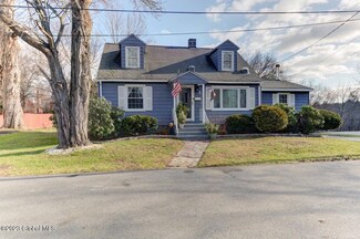 17 Chestnut St, Castleton On Hudson, NY 12033