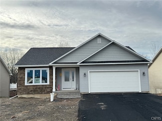 103 Harbor Shore Dr, Chittenango, NY 13037