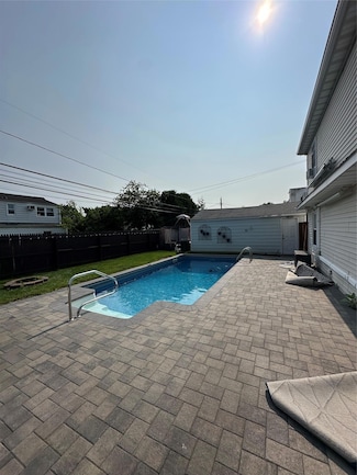 12 Green Ln, Levittown, NY 11756