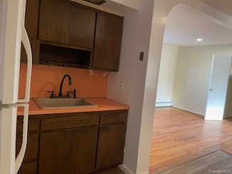 212 5th Ave, West Babylon, NY 11704