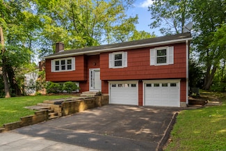 5 Robin Ln, New Haven, CT 06515
